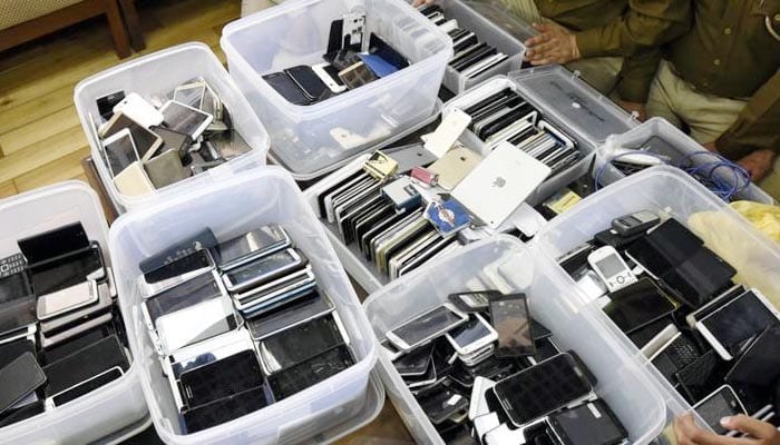 The police force has detained a mob of nine people drawn in changing the IMEI number of stolen phones. The bunch of criminals was reselling the phones with changed IMEIs