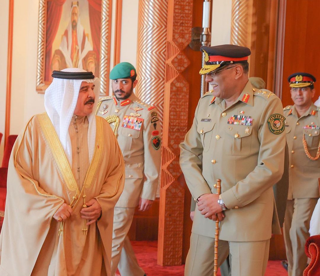 Bahrain’s King Hamad Welcomes Pakistan Army Chief.