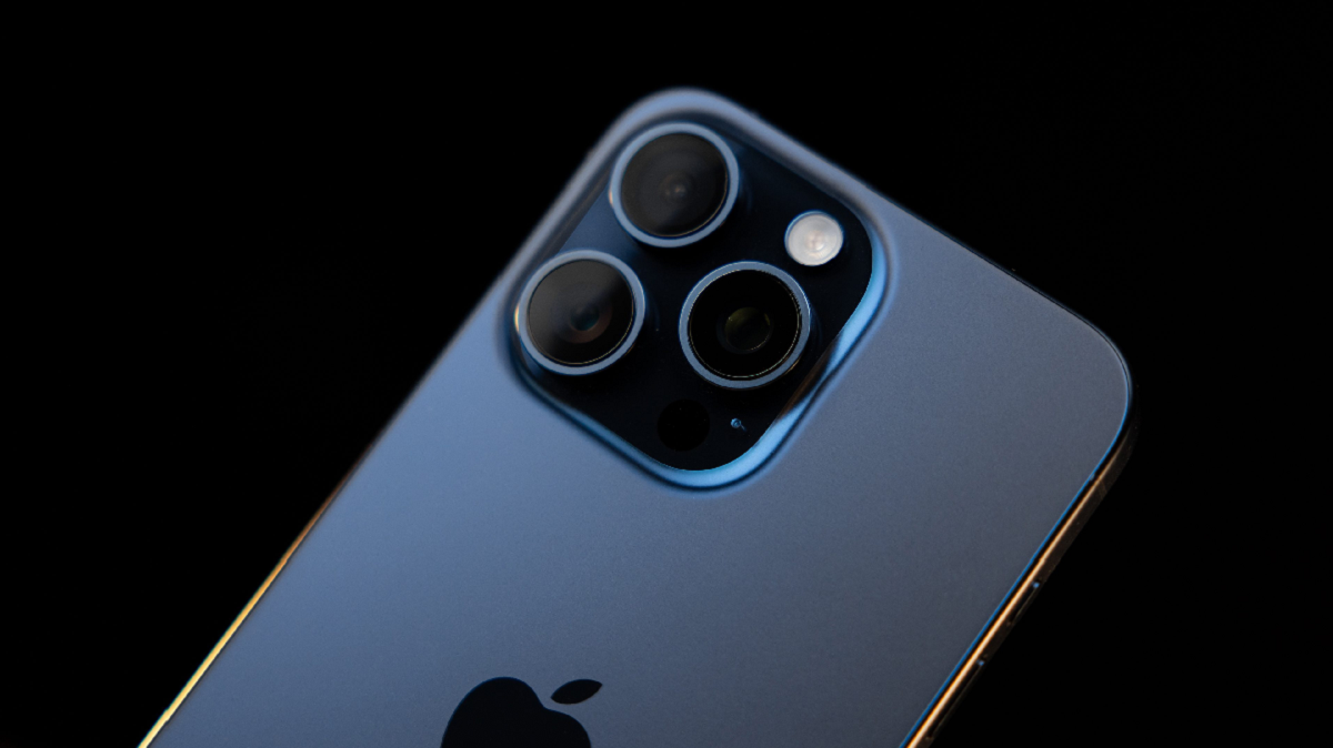 iPhone 16 Pro Zooms In with 5x Periscope Lens (focuses on zoom capability)