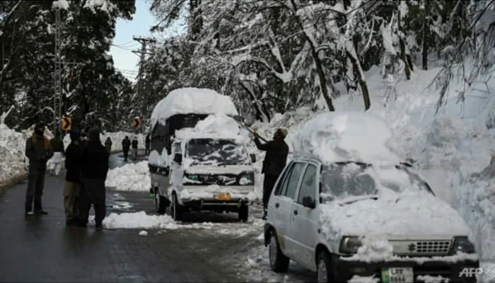 Murree Traffic Police Implements Measures to Manage Tourist Influx During Snowfall