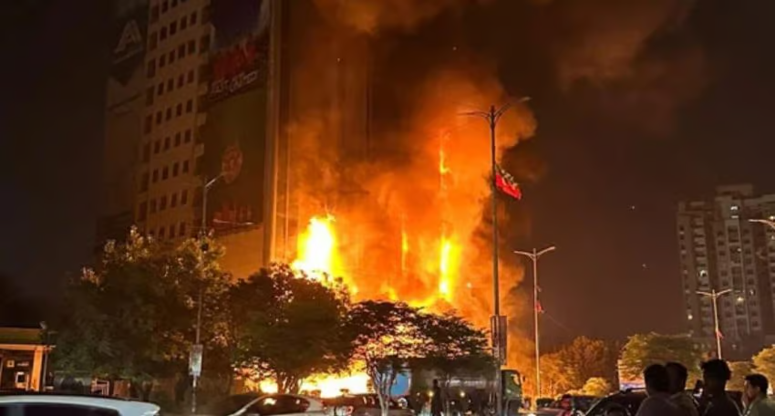 Massive Fire Engulfs Shopping Center Near Teen Talwar in Karachi